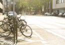 bicicletas na cidade estacionadas em paraciclo
