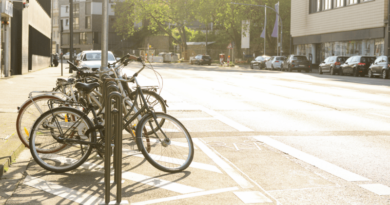 bicicletas na cidade estacionadas em paraciclo