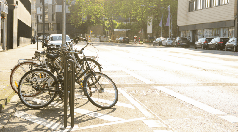 bicicletas na cidade estacionadas em paraciclo