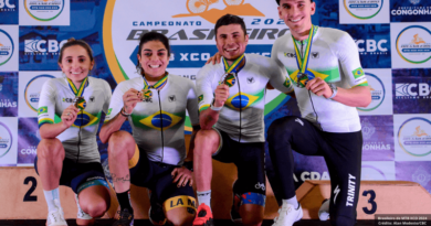 4 atletas apresentando suas medalhas