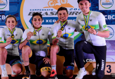 4 atletas apresentando suas medalhas