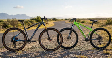 duas bicicletas mountain bikes paradas na beira da estrada