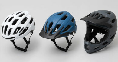 três modelos de capacetes de ciclista