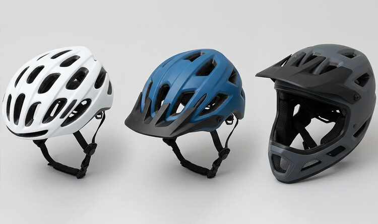 três modelos de capacetes de ciclista