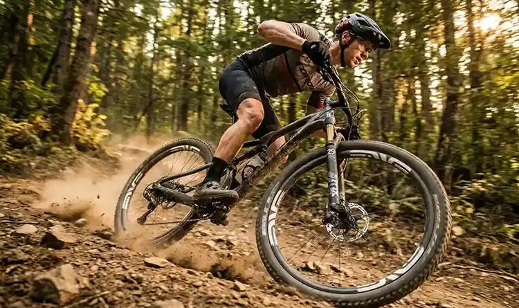 ciclista de bicicleta mountain bike veloz em meio a trilha
