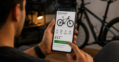 pessoa usando o celular para escolher uma bicicleta em loja online
