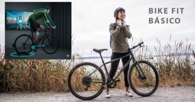 ciclista em pé ao lado da bicicleta