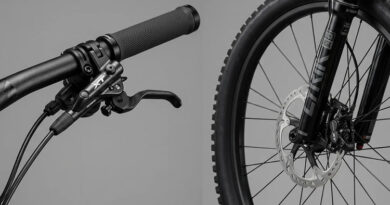 guidão e roda dianteira de bicicleta mostrando freio hidráulico
