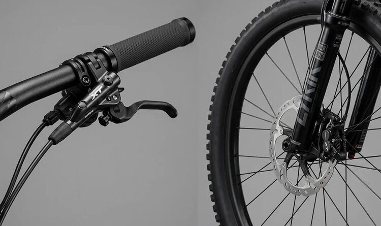 guidão e roda dianteira de bicicleta mostrando freio hidráulico