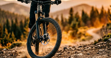 ciclista pilotando uma bike xc na trilha