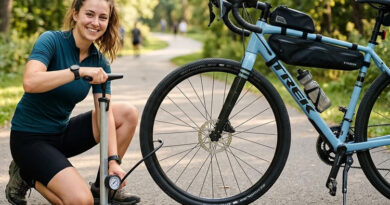 mulher calibra pneu de bicicleta com bomba de ar