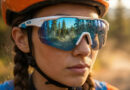 ciclista usando óculos esportivo de lentes espelhadas