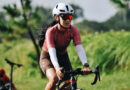 mulher ciclista pedalando bicicleta speed equipada