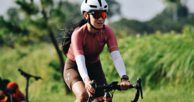 mulher ciclista pedalando bicicleta speed equipada