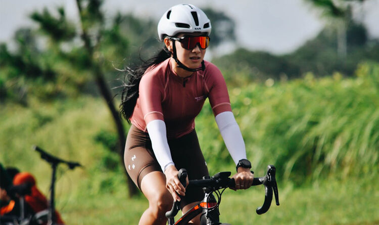 mulher ciclista pedalando bicicleta speed equipada