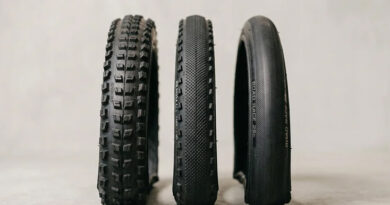 três tipos de pneus de bicicleta posicionados lado a lado