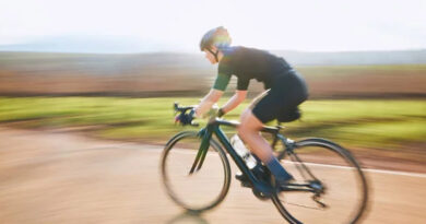 ciclista treinando cardio de bicicleta speed