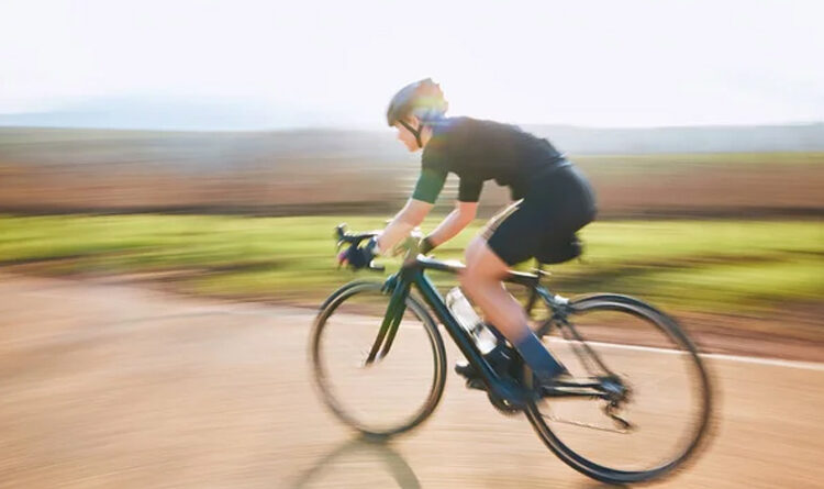 ciclista treinando cardio de bicicleta speed