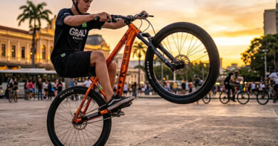 jovem empinando bicicleta em uma praça